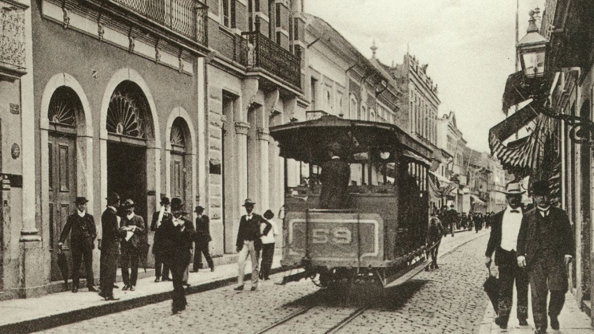 A rua XV de Novembro, que era conhecida como Direita ou 25 de Março, foi apelidada de 'Wall Street Santista' devido as transações comerciais referentes à exportação de café, no período entre 1900 e 1930/Museu da Imigração