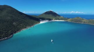 A temperatura baixa da água não é por acaso. A Praia Grande é diretamente influenciada por um fenômeno natural chamado ressurgência, bastante estudado pela oceanografia