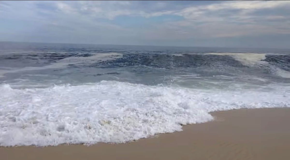 Em poucos passos dentro do mar, a profundidade aumenta de forma abrupta