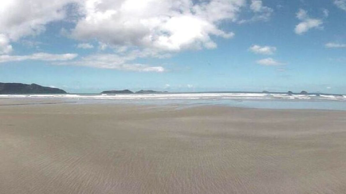 O local possui 3 km de extensão, com areia escura e compacta combinada a um mar calmo (PMU/Divulgação)