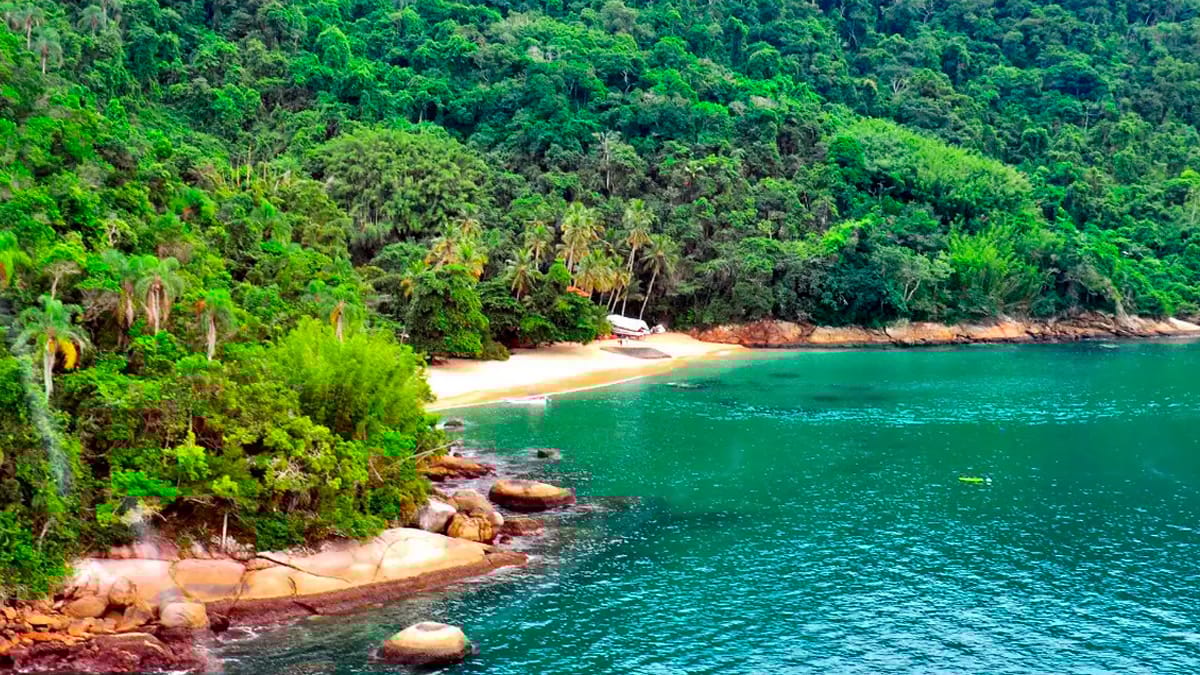 Única representante do Sudeste entre as praias mais limpas do Brasil, Lopes Mendes está situada em Ilha Grande, no litoral sul do Rio de Janeiro.