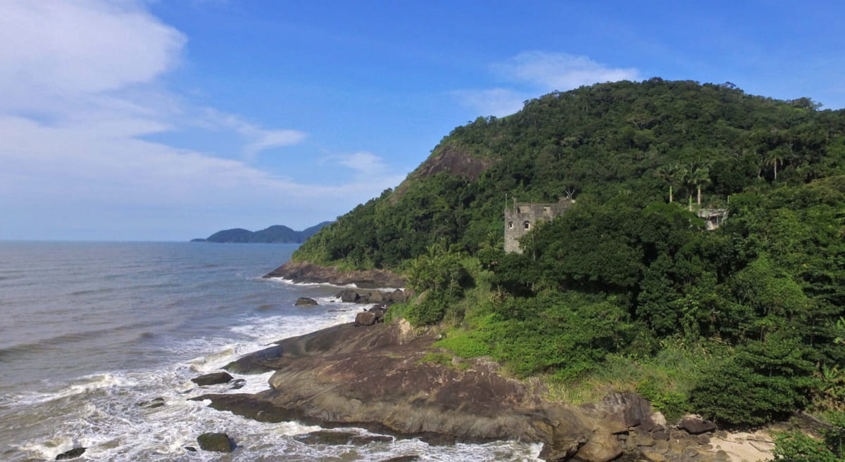 Vale registrar que a praia é cercada por costões e tem pedras gigantes na areia, o que torna o cenário ainda mais bonito.