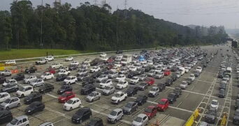 As concessionárias orientam os motoristas a redobrar a atenção, manter distância segura entre os veículos e, se possível, planejar o deslocamento para horários alternativos