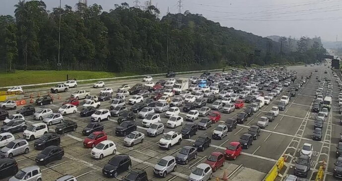 As concessionárias orientam os motoristas a redobrar a atenção, manter distância segura entre os veículos e, se possível, planejar o deslocamento para horários alternativos