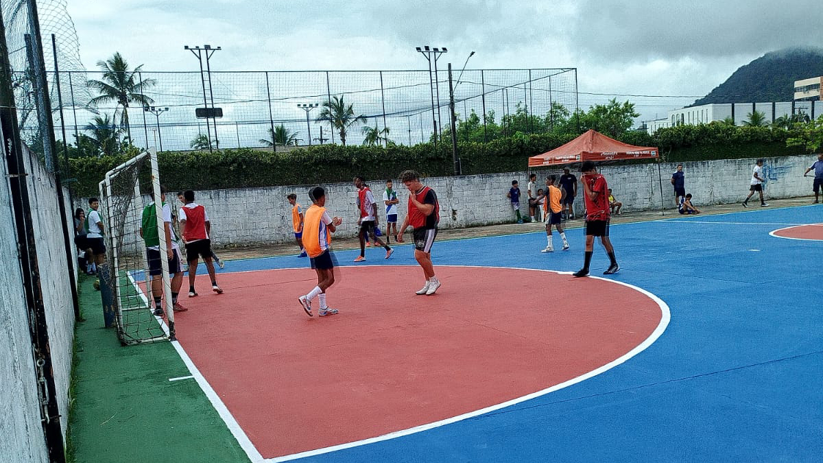 A proposta do projeto é oferecer prática esportiva orientada no contraturno escolar