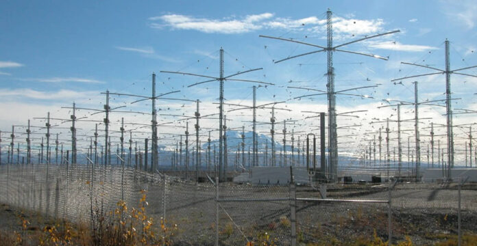 Antenas do projeto HAARP são citadas por manifestantes como causadoras do raio em Brasília