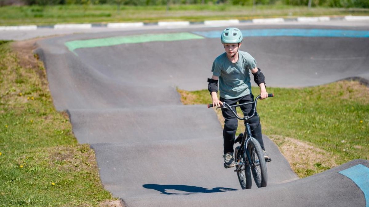 O pump track consiste em um percurso contínuo composto por ondulações