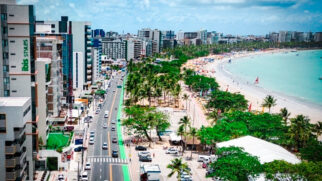 O que tem atraído investidores e novos moradores não é apenas o sol o ano todo, mas o avanço real em áreas críticas
