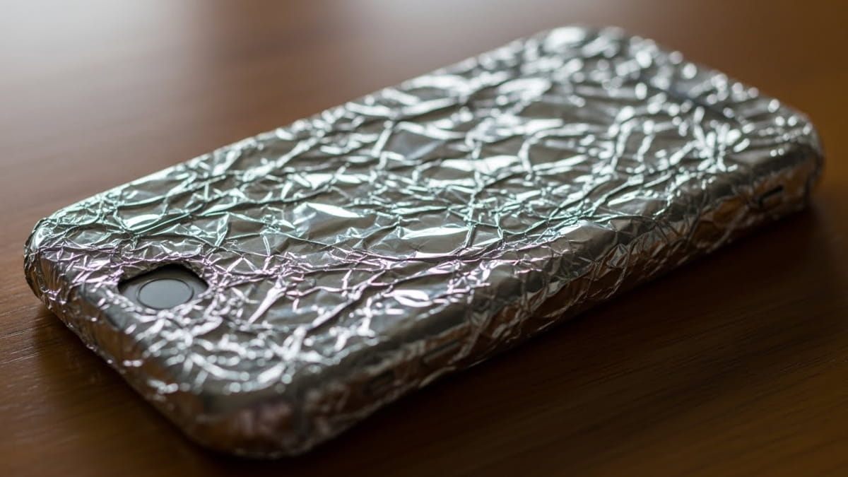 O papel alumínio é um ótimo experimento de feira de ciências, mas uma ferramenta de segurança pouco confiável