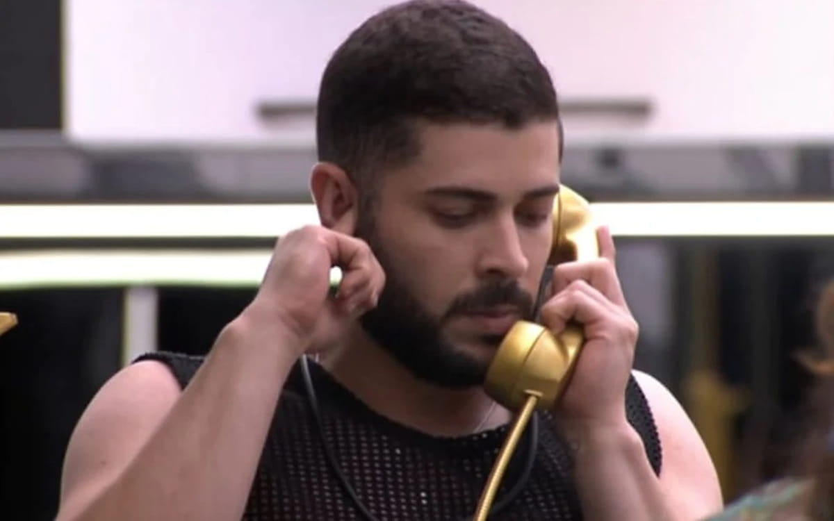 Marcelo atendeu o telefone dourado e, além de garantir sua permanência por mais uma semana, precisou indicar alguém ao Paredão imediatamente