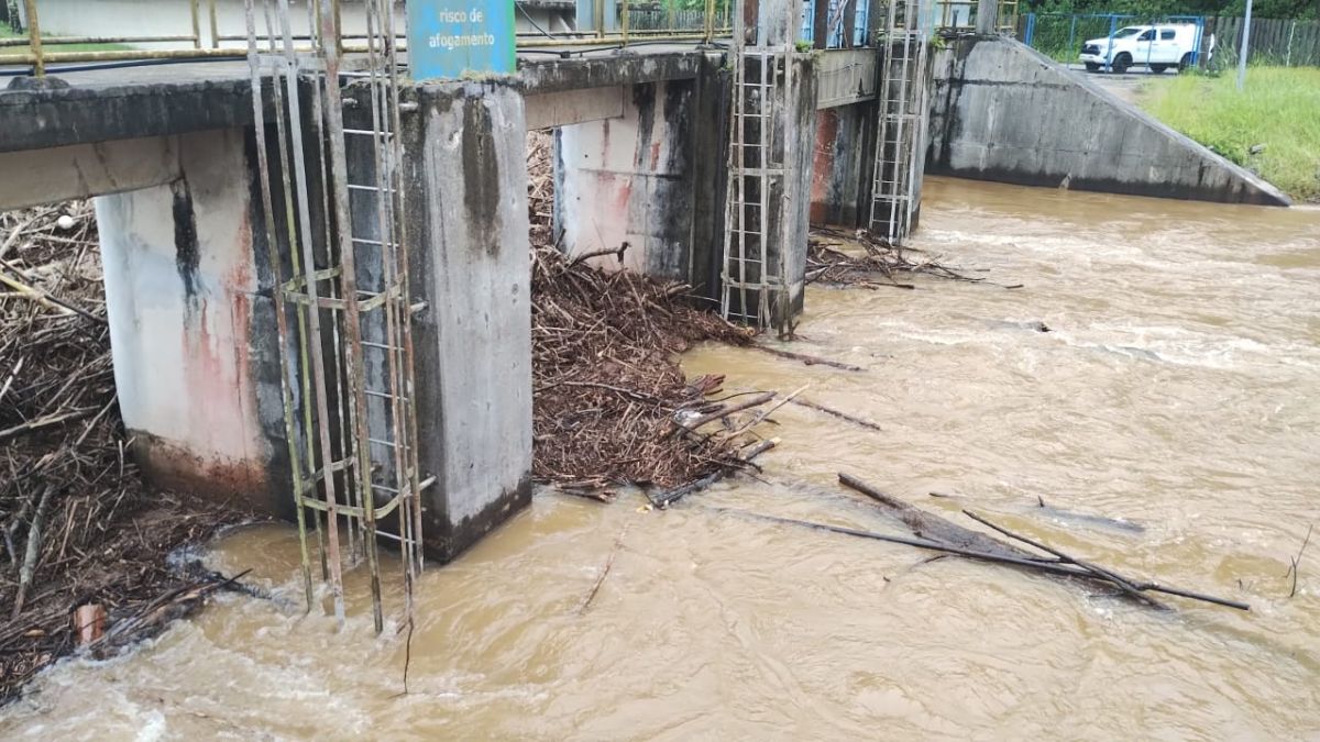 Imagens da captação de água no rio Mambú, da estação de tratamento de água (ETA) Mambú/Branco-Divulgação/Sabesp