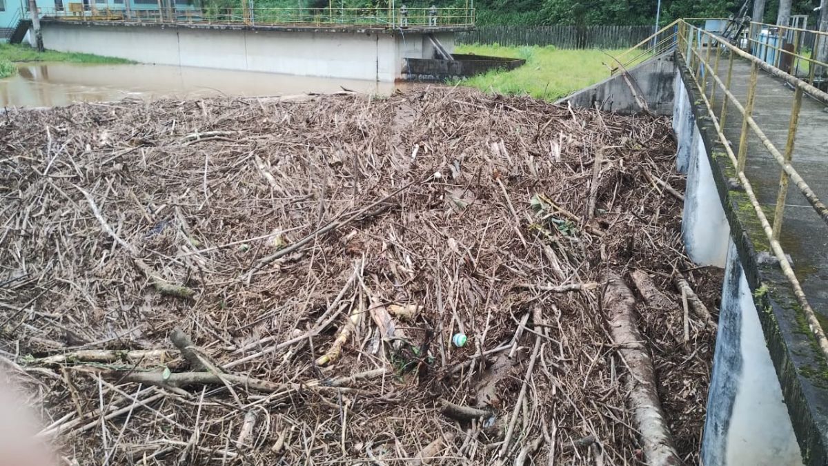 Imagens da captação de água no rio Mambú, da estação de tratamento de água (ETA) Mambú/Branco-Divulgação/Sabesp