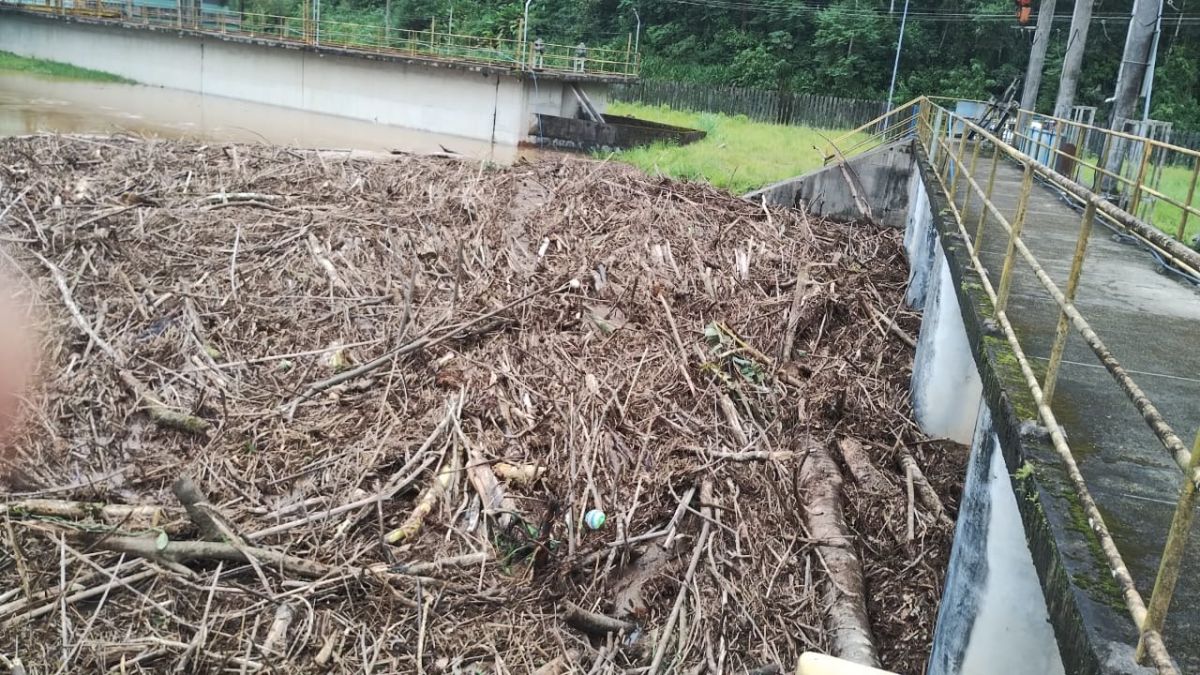 Imagens da captação de água no rio Mambú, da estação de tratamento de água (ETA) Mambú/Branco-Divulgação/Sabesp