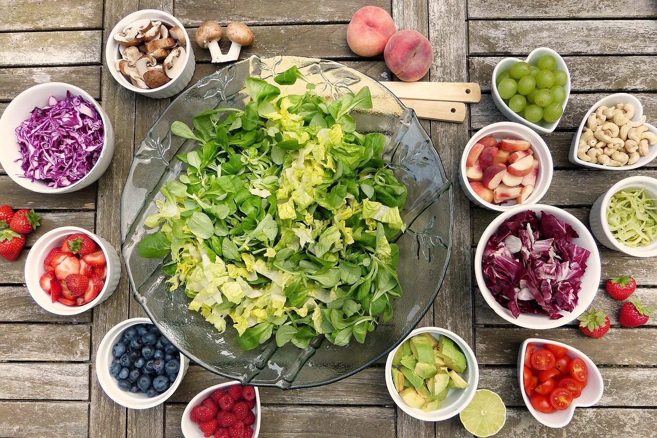 Mudar o que vai ao prato hoje pode definir a sua saúde no futuro. Estudos mostram que uma alimentação rica em vegetais reduz o risco de câncer, diabetes e hipertensão. Comer bem é prevenção diária/Freepik