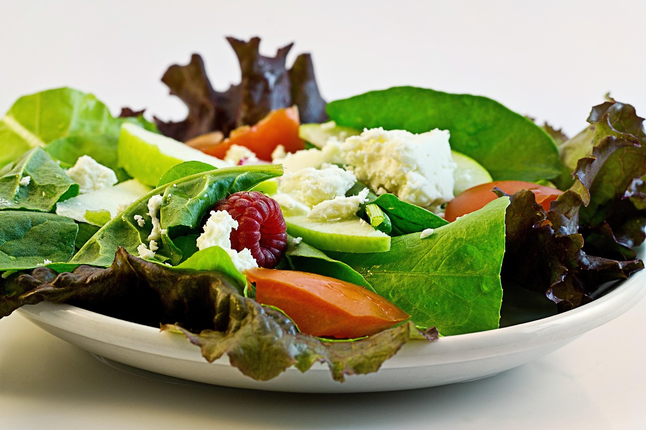 Uma dieta mais colorida hoje significa mais disposição amanhã. Grãos integrais, frutas e verduras são aliados reais de quem quer envelhecer com saúde/Pixabay