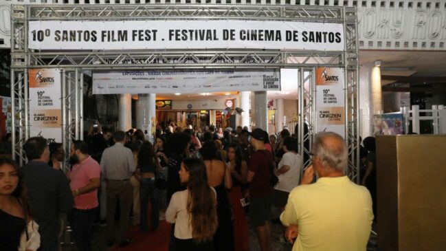 Os filmes selecionados serão exibidos presencialmente em Santos, participando tanto da votação popular quanto da avaliação de um júri especializado