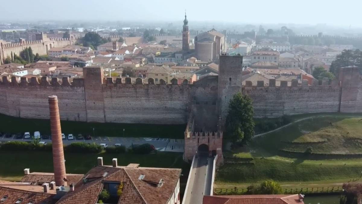Entre portões medievais, teatro neoclássico e catedral com museu, Cittadella entrega um dia completo no Vêneto com vista lá do alto das muralhas.
