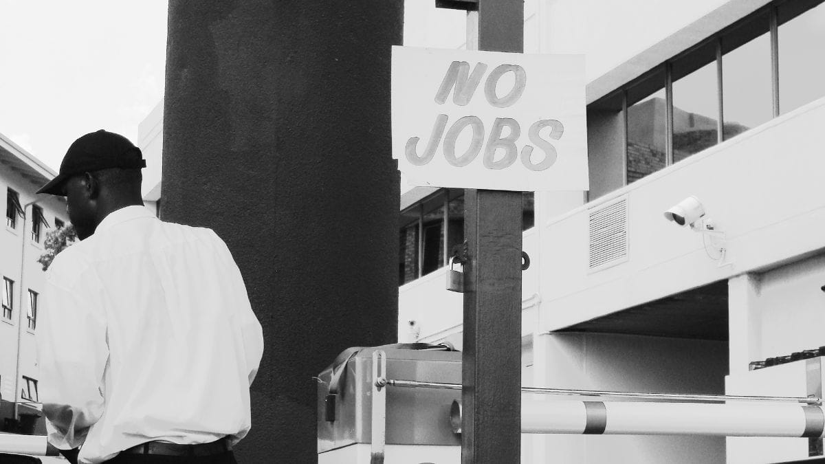 No Brasil, o seguro-desemprego é um direito garantido apenas ao trabalhador dispensado sem justa causa, servindo como uma assistência financeira temporária enquanto ele busca uma nova colocação no mercado/Unsplash