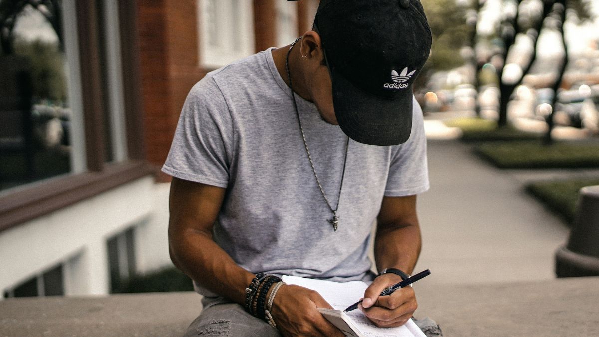 O valor das parcelas do seguro-desemprego não é fixo; ele é calculado com base na média dos três últimos salários recebidos antes da demissão, respeitando um teto máximo reajustado anualmente pelo governo/Unsplash