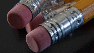 De forma resumida, a legislação proíbe que escolas cobrem dos estudantes materiais de uso coletivo