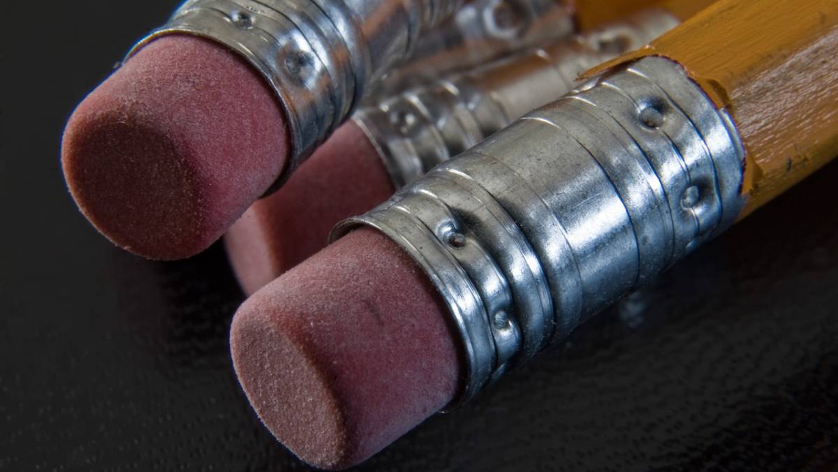 De forma resumida, a legislação proíbe que escolas cobrem dos estudantes materiais de uso coletivo