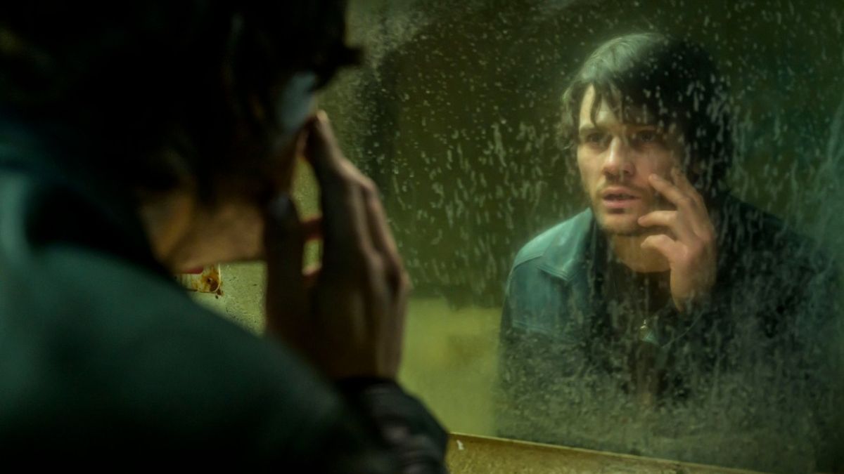 O protagonista é interpretado por Jeremy Irvine (Paris Filmes/Divulgação)