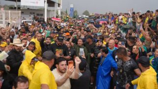 Diversas pessoas participavam de um ato convocado pelo deputado Nikolas Ferreira na Praça do Cruzeiro, em Brasília, durante o ocorrido
