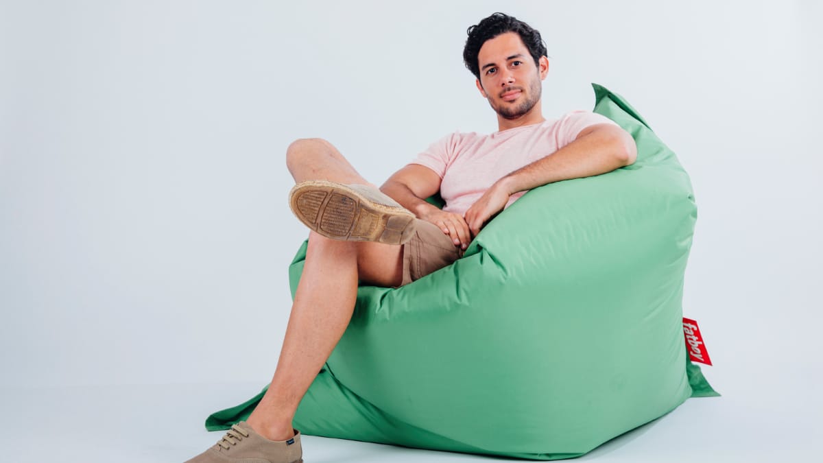 A sensação de acolhimento físico proporcionada pela peça ajuda a elevar o índice de relaxamento doméstico / Freepik
