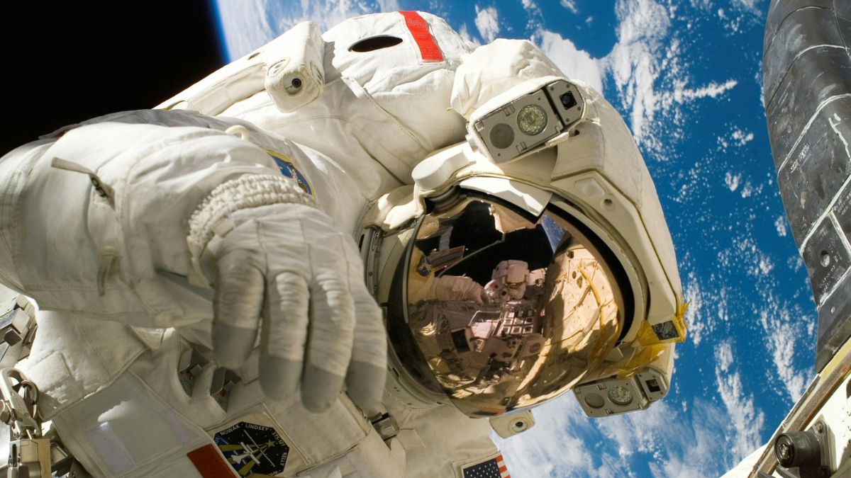 Apesar dos avanços tecnológicos, os testes do Starship geram discussões sobre a segurança do espaço aéreo. Explosões durante lançamentos podem criar milhares de fragmentos que representam riscos para satélites e aeronaves comerciais, exigindo um monitoramento rigoroso das autoridades globais/Pexels