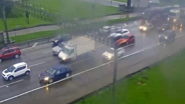Na Rodovia Imigrantes, a situação é crítica com congestionamento do km 63 ao 49 no sentido São Paulo