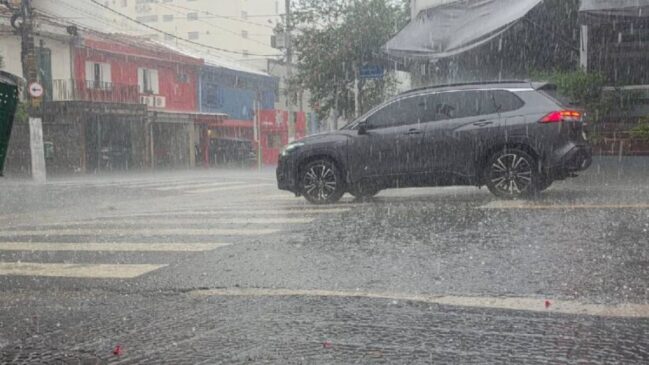 O Centro de Gerenciamento de Emergências Climáticas (CGE) registrou três pontos de alagamento na cidade