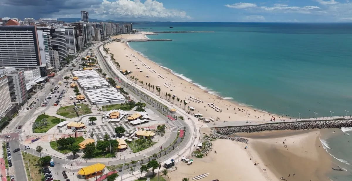 Entre praias urbanas modernas, cultura pulsante e um passado que orgulha, Fortaleza segue iluminando o caminho de quem busca experiências autênticas em um dos destinos mais acolhedores do Brasil