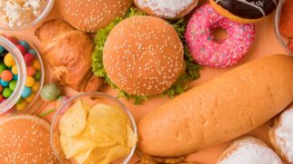 A lista de alerta inclui as carnes processadas e as linguiças, muito comuns em churrascos e lanches rápidos