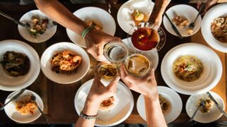 Aprenda o melhor horário para jantar e não engordar