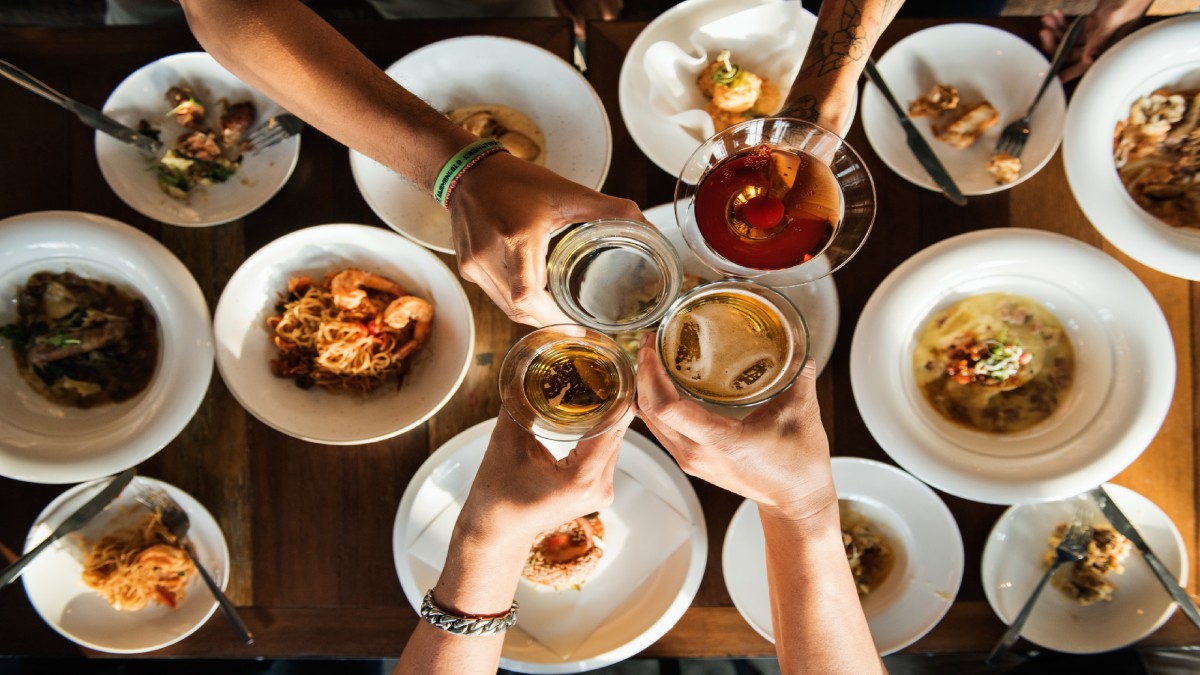 Jantar tarde pode estar sabotando seu sono sem que você perceba. O corpo precisa de tempo para "esfriar" e entrar em modo de recuperação. Dormir bem começa no prato/Pixabay
