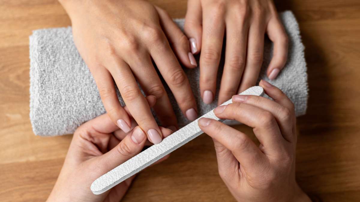 Mesmo sem nail arts elaboradas ou comprimentos longos, as unhas marrons provam que impacto visual não depende de exagero. (Freepik)