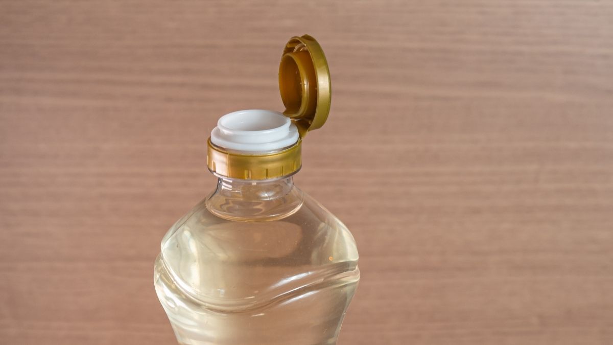 Para quem sofre com alergias ou sensibilidade na pele, o vinagre é a alternativa ideal aos amaciantes convencionais, pois é livre de corantes e perfumes sintéticos que costumam causar irritações cutâneas/Freepik