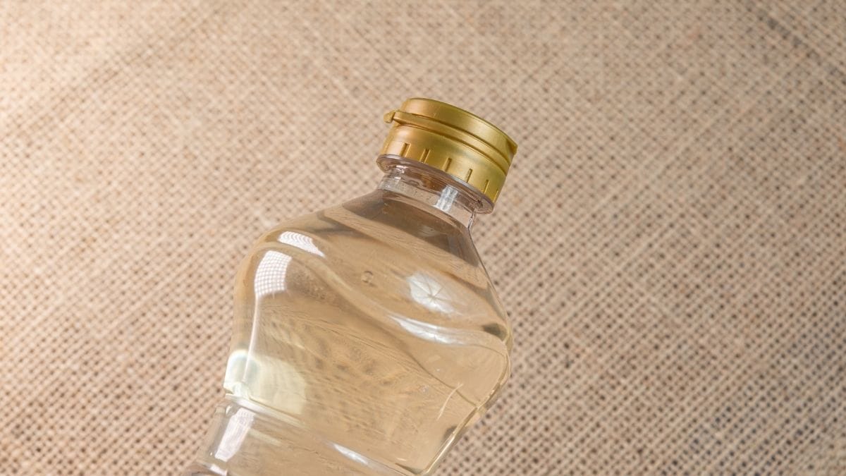 Não precisa se preocupar com o cheiro: o odor característico do vinagre evapora completamente durante o ciclo de enxágue ou na secagem ao ar livre, deixando apenas a sensação de limpeza e maciez absoluta/Freepik