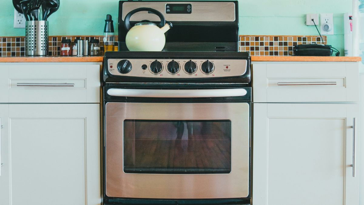 Veja o passo a passo para deixar seu forno brilhando com uma limpeza simples e ecológica/Pexels