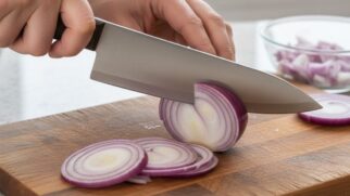 Existem diversos truques caseiros para evitar que as cebolas façam os olhos se irritarem