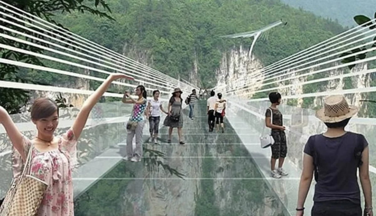 O complexo mistura escadarias desafiadoras com estruturas modernas de transporte, facilitando o deslocamento