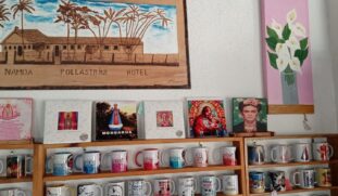 Artesanato e peças decorativas, tabacaria e um café gourmet são as opções na loja em Itanhaém