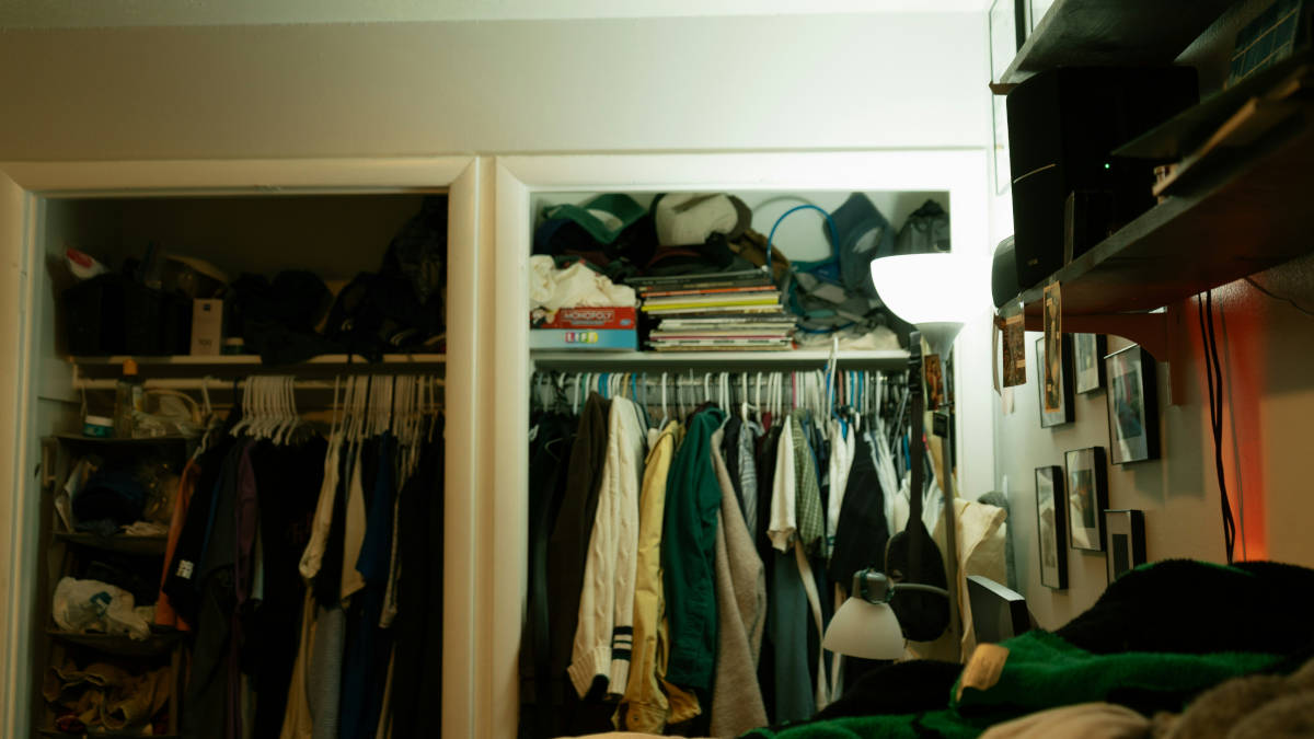 Organizador suspenso com caixas dobráveis ajuda a separar categorias e manter a casa em ordem