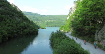 Inaugurada recentemente, a Trans Dinarica conecta Eslovênia, Croácia, Bósnia e Herzegovina, Montenegro, Albânia, Macedônia do Norte, Kosovo e Sérvia em um único projeto cicloviário