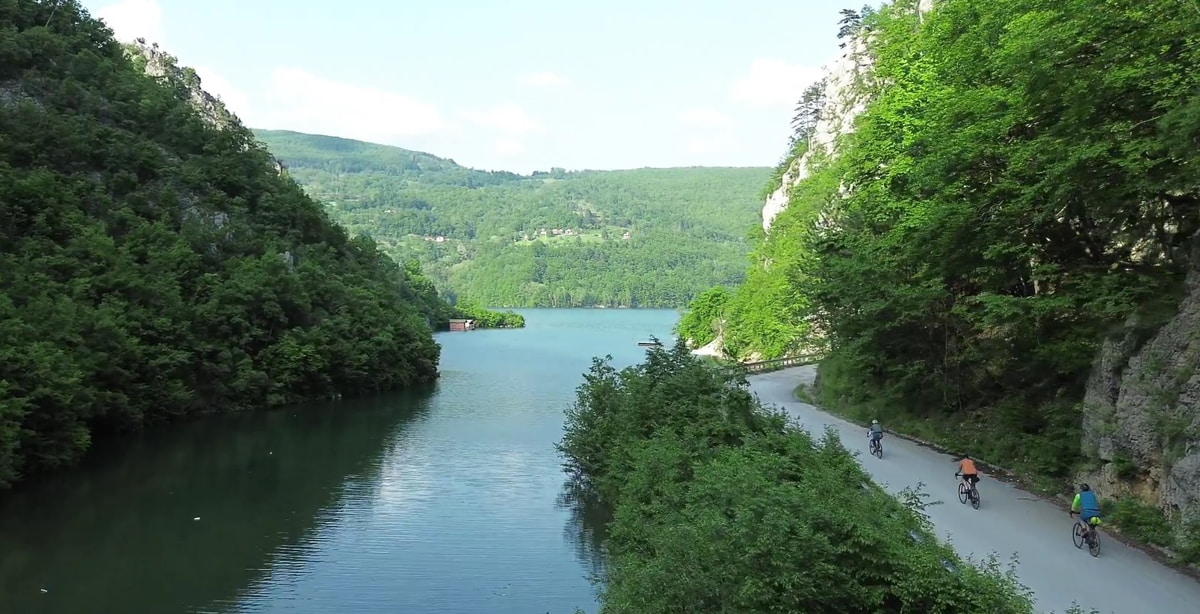 Inaugurada recentemente, a Trans Dinarica conecta Eslovênia, Croácia, Bósnia e Herzegovina, Montenegro, Albânia, Macedônia do Norte, Kosovo e Sérvia em um único projeto cicloviário