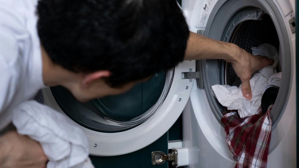 Isso acontece por causa do método de lavagem das roupas / Pexels
