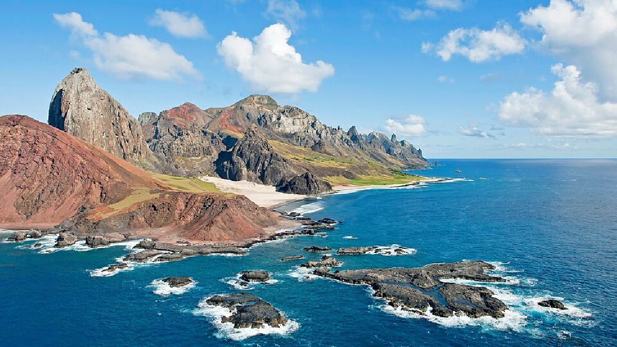 Localizado a cerca de 1.200 km de Vitória, o conjunto de ilhas marca o extremo oriental do Brasil