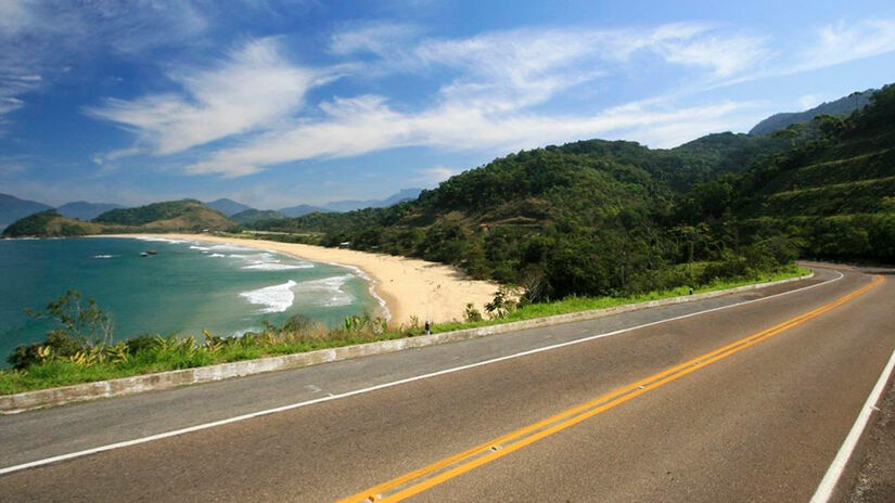 Diferente das estradas de planalto, a Rio-Santos serpenteia a encosta da Serra do Mar / Fotos a seguir: Reprodução/Viagensecaminhos.com