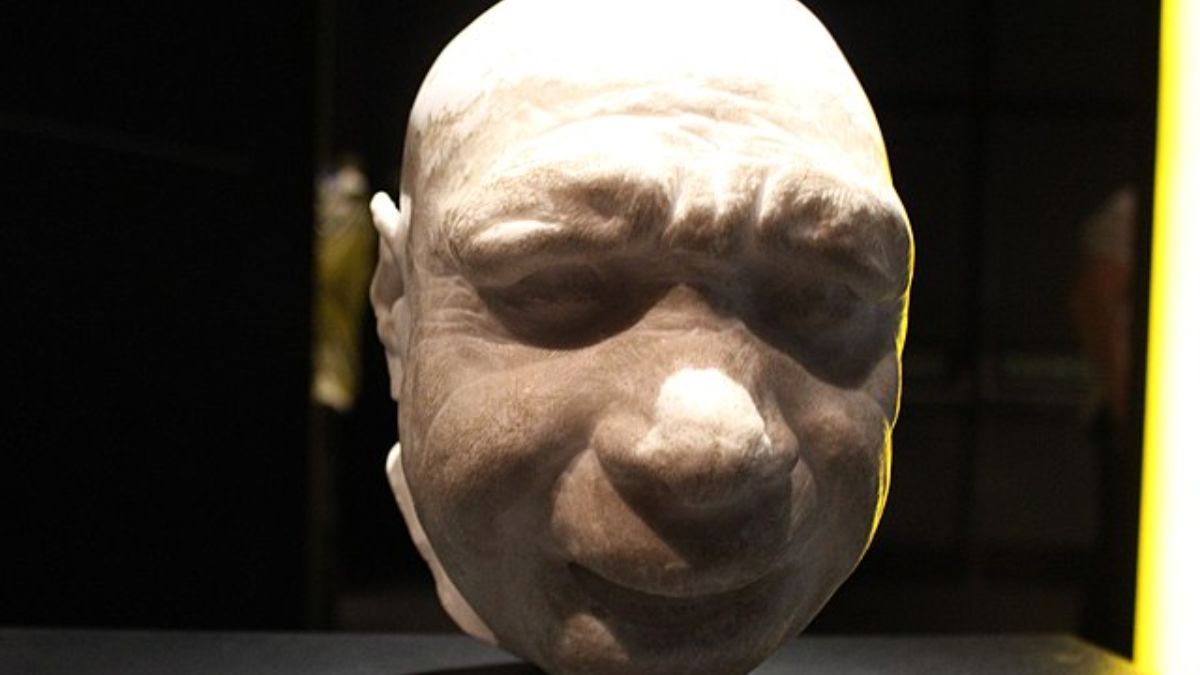 Materiais atribuídos a neandertais podem estar ligados a uma das mais antigas evidências do uso intencional ou não do fogo pela humanidade. Wikimedia Commons/Emőke Dénes