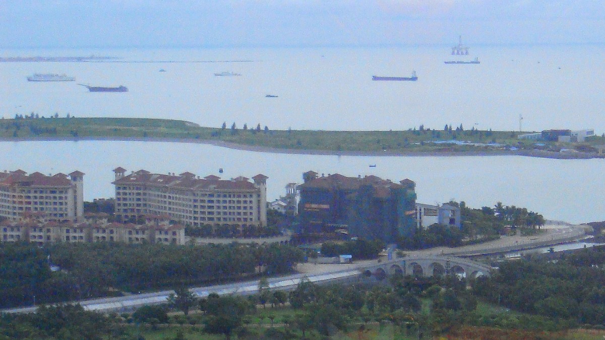 Ilha Artificial Nanhai Pearl, vista da Binhai Road, em Haikou, Hainan, China / Anna Frodesiak/Wikimedia Commons